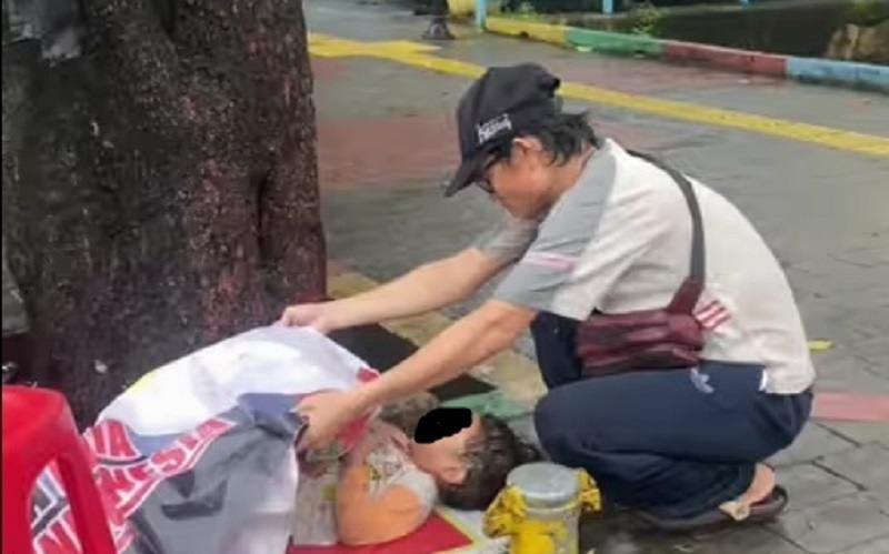 Momen Haru Penjual Kopi Lindungi Anaknya dari Hujan, Netizen: Niat Ngopi Malah Mata Berair