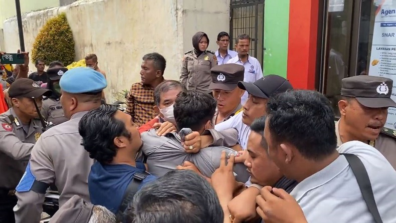 Kericuhan Eksekusi Lahan di Medan, Petugas Juru Sita Dilempari Kotoran Manusia