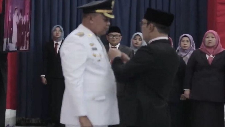 Ridwan Kamil Beri Pantun ke Tri Adhianto Tjahyono, Doakan Kemajuan Kota Bekasi