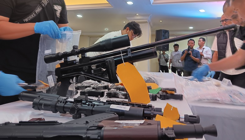 Penampakan Puluhan Senjata Bukti Kasus Jual Beli Senpi Ilegal