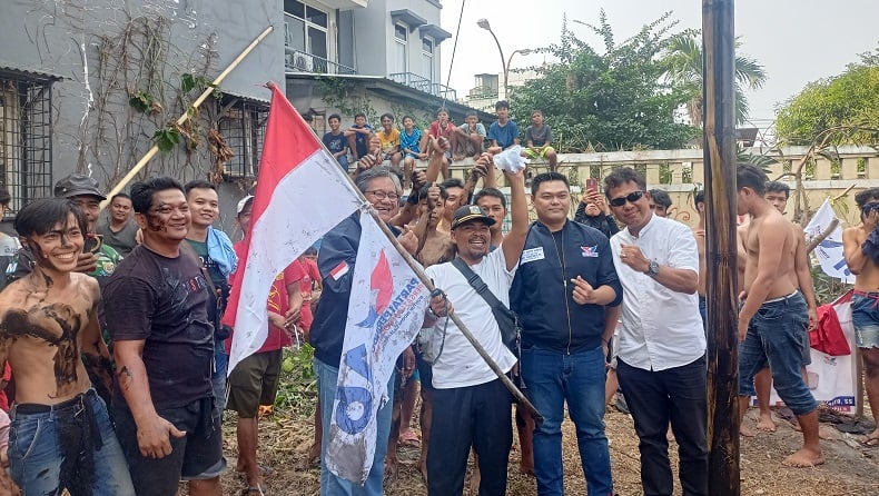 Gelar Lomba Panjat Pinang di Pegadungan, Bacaleg Partai Perindo: Bisa Terus Bahu Membahu