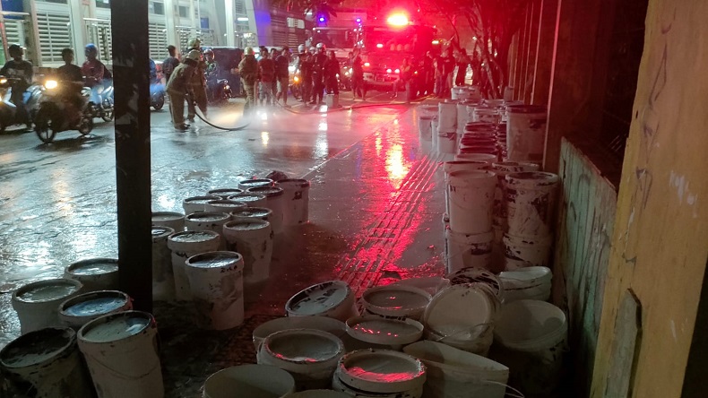 Tali Pengaman Putus, Puluhan Galon Cat Tumpah dari Truk di Klender