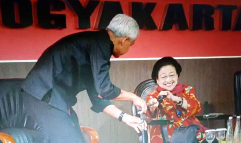 Momen Sigap Ganjar Perbaiki Mikrofon Megawati saat Hendak Sampaikan Arahan