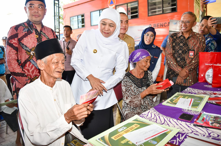 Gubernur Jatim Salurkan Bansos PKH Plus bagi Lansia di Bangkalan