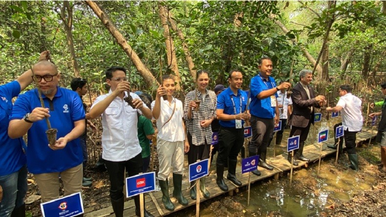 Jelang FIBA World Cup 2023, Mikha Tambayong Tanam Bakau Demi Mengurangi Emisi Karbon