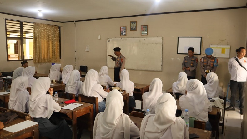 Tangkal Radikalisme dan Terorisme, Polisi Beri Penyuluhan kepada Pelajar di Ciamis