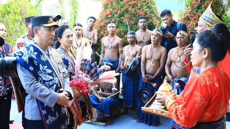 Rombongan Kapolri Tiba di Maumere NTT, Disambut Tradisi dan Tarian Adat