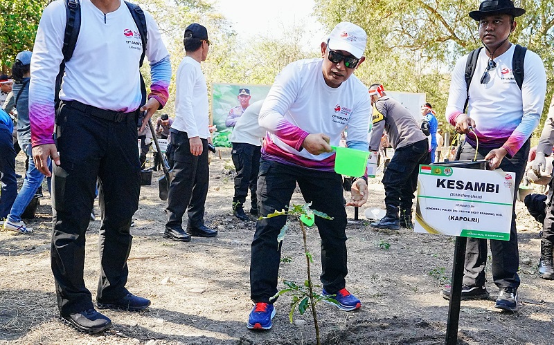 Kapolri Ajak Delegasi AMMTC Tanam Pohon di Taman Nasional Komodo, Pecahkan Rekor MURI