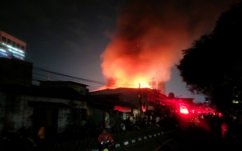 Kebakaran di Permukiman Dekat Kantor Wali Kota Jakpus, 36 Personel Damkar Meluncur