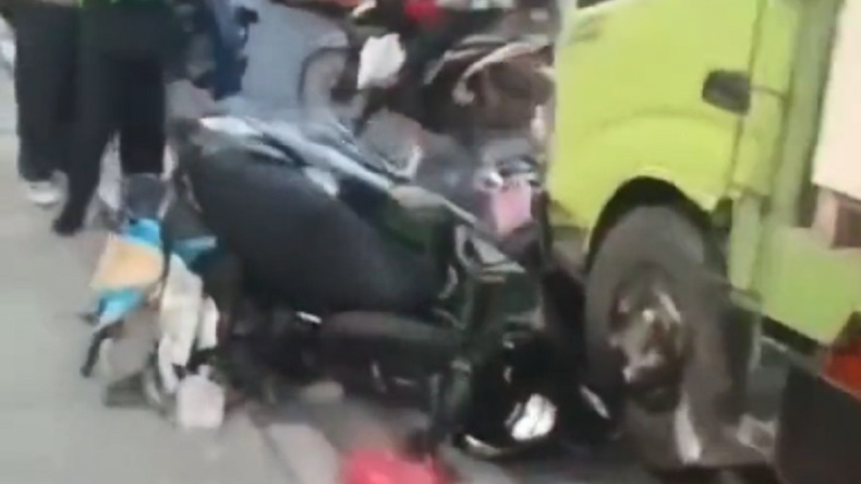 Polisi Cari Pemotor Lawan Arus yang Kabur usai Tabrakan dengan Truk di Lenteng Agung