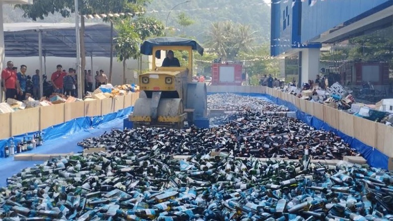 Bea Cukai Bandarlampung Musnahkan Ribuan Botol Miras Ilegal, Nilainya Capai Miliaran