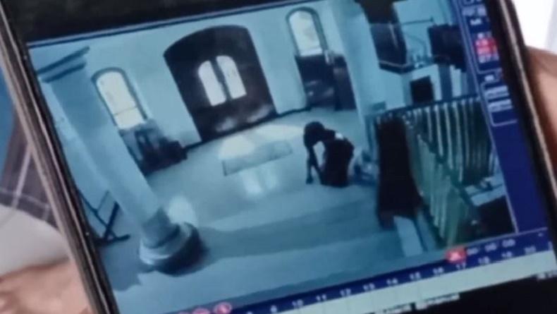 Terekam CCTV, Pria di Ternate Curi Kotak Amal di Masjid Imam Bonjol Ternate