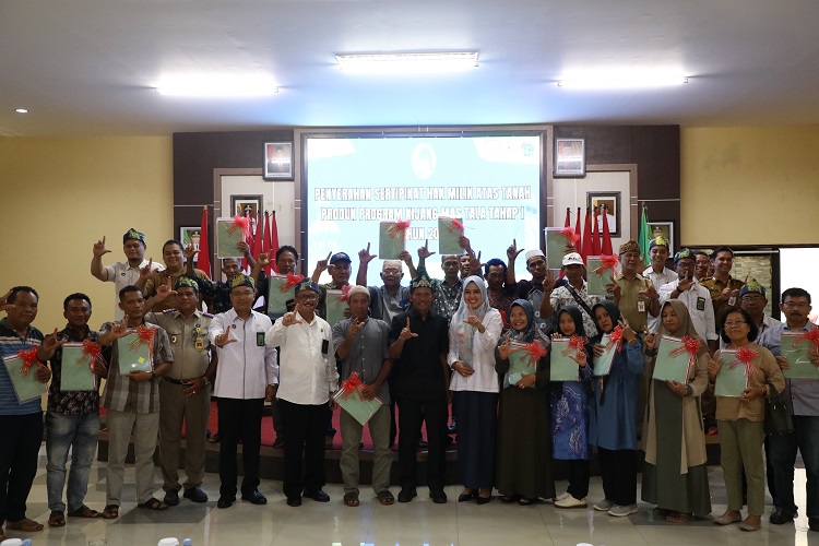 Disaksikan Bupati Tanah Laut, 26 Sertifikat Program Kijang Mas Tala Resmi Diserahkan