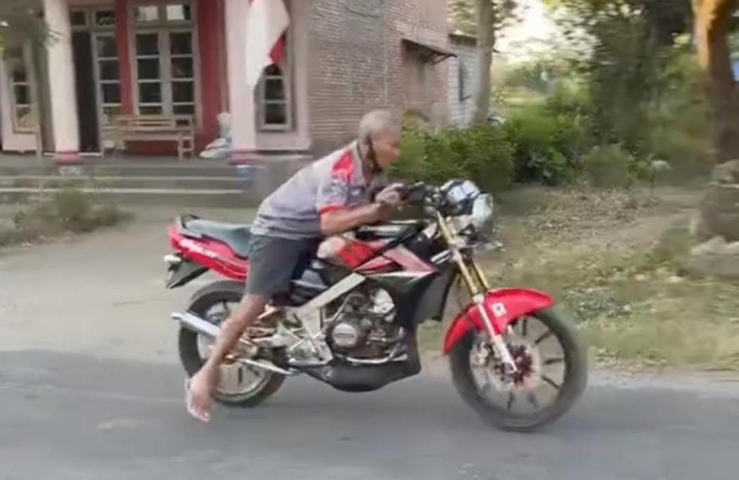 Viral Kakek Ngebut Pake Ninja 2-Tak, Netizen : Menolak Tua!