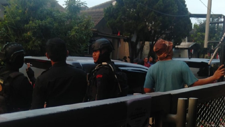 Densus 88 Antiteror Polri Geledah Rumah di Kawaluyaan Bandung