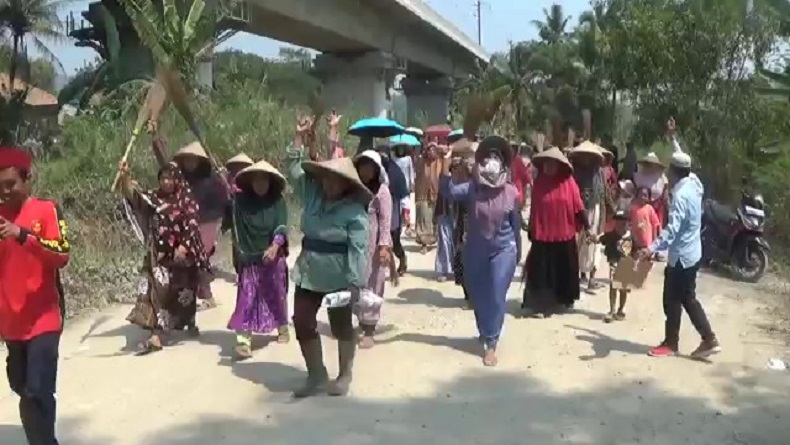 Jembatan Penghubung Purwakarta-Karawang Akan Dibongkar, Emak-emak Protes