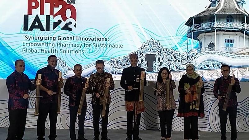  Ganjar Buka PIT dan Rakernas IAI: Momentum Apoteker Antisipasi Perkembangan Dunia Medis