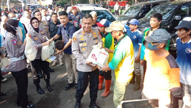 HUT ke-75 Polwan, Polrestabes Bandung Gelar Bakti Sosial di Kebun Jeruk Andir