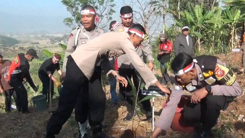 Polisi dan Masyarakat Tanam Ratusan Pohon di Eks TPA Leuwigajah Cimahi