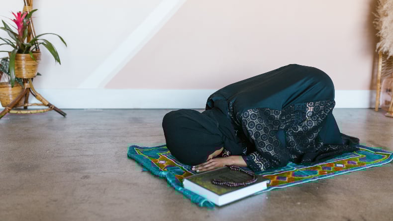 Tata Cara Sholat Qobliyah Subuh bagi Wanita, Lengkap dengan Niat dan Keutamaannya