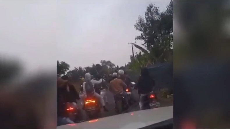 Viral Aksi Berani Pengendara Mobil Bubarkan Pelajar hendak Tawuran di Gunung Putri Bogor
