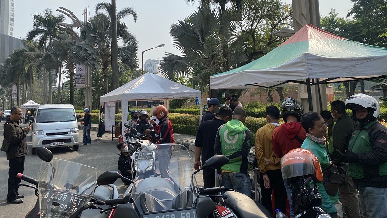 Penampakan Uji Coba Tilang Emisi di Jakbar, Pengendara Termasuk Ojol Cek Kendaraan