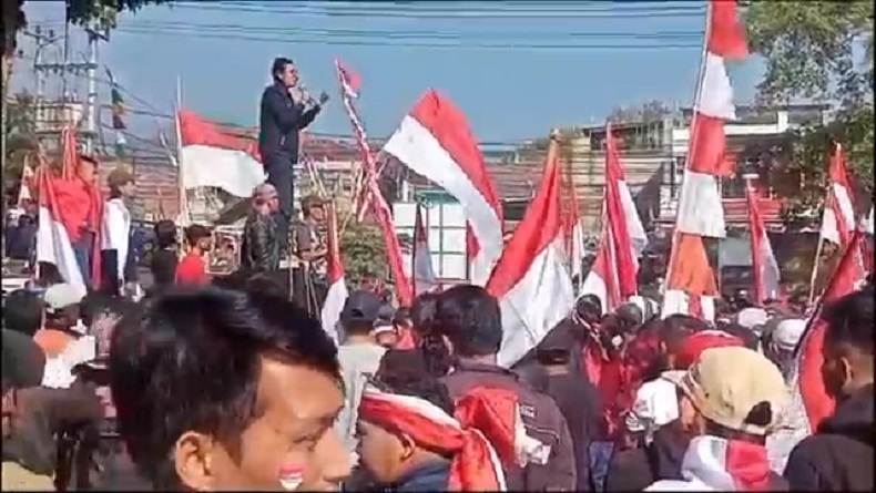 Ratusan Pedagang Bendera di Leles Garut Demo, Kecewa Bandar Jual secara Online Lebih Murah