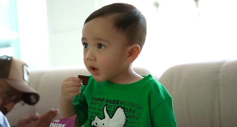 Potret Lucu Cipung Makan Camilan saat Tonton TV, Bikin Penggemar Jadi Baby Fever