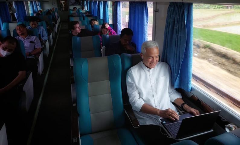 Momen Ganjar Naik Kereta Api ke Jakarta, Penumpang dan Karyawan PT KAI Histeris
