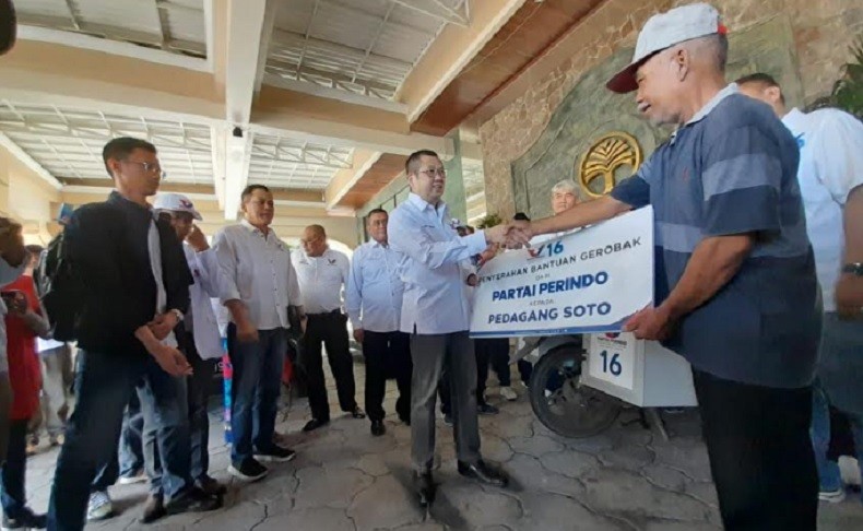 Serahkan Bantuan Gerobak, HT: Partai Perindo Selalu Bersama Rakyat