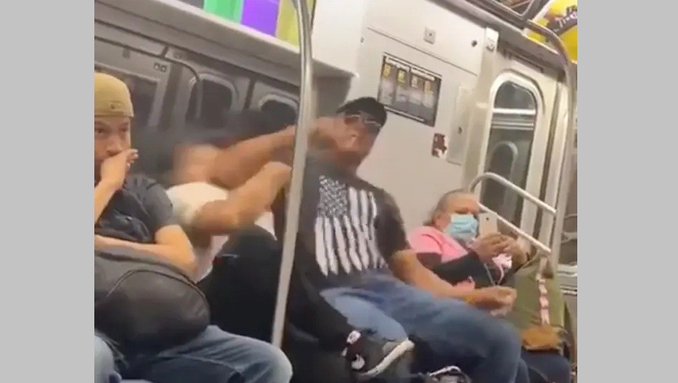 Laki-Laki Kekar Bikin KO Penumpang Kereta gara-gara Tertidur di Bahunya