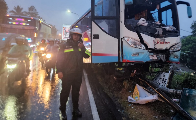 Kronologi Kecelakaan Bus di Jalur Puncak Bogor, 1 Penumpang Terluka