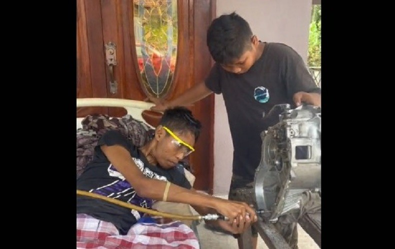 Bikin Haru, Aksi Mekanik Lumpuh Tetap Bekerja meski Terbaring di Ranjang