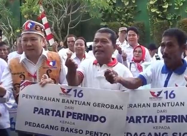 Serahkan Bantuan Gerobak Perindo di Palangka Raya, Hary Tanoe: Semoga Naik Kelas