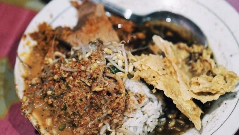 Mengupas Nasi Pecel Bu Dwi Asli Madiun yang Sudah Ada sejak 1962