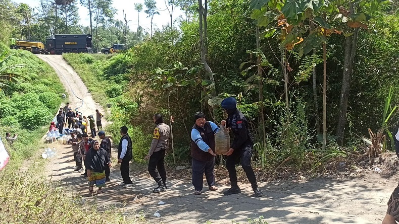 Kekeringan Melanda, Sat Brimob Polda Jabar Bantu Air Bersih untuk Warga Garut dan Bandung
