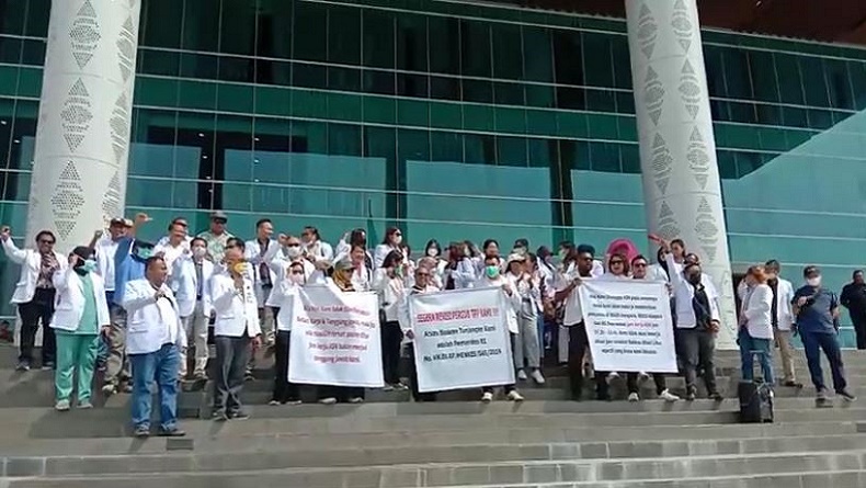 Puluhan Dokter Spesialis Demo di Kantor Gubernur Papua, Tuntut Penyesuaian TPP