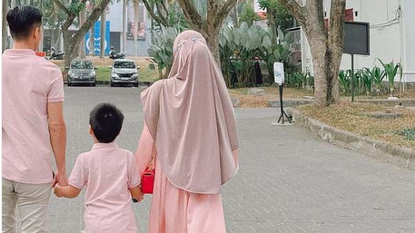 Siap Lepas Status Janda, Larissa Chou Foto Bareng Pria: Anakku Mama Izin Ya 