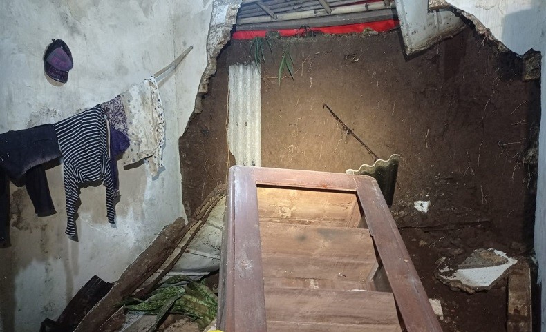 Tanah Longsor Timpa Rumah Warga di Bogor, Kamar hingga Dapur Jebol