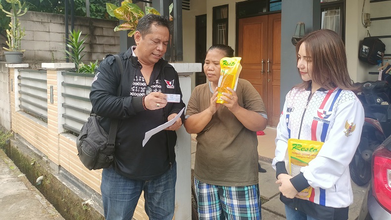 Terima KTA Asuransi dan Minyak Goreng dari Partai Perindo, Warga Depok: Sangat Membantu Sekali