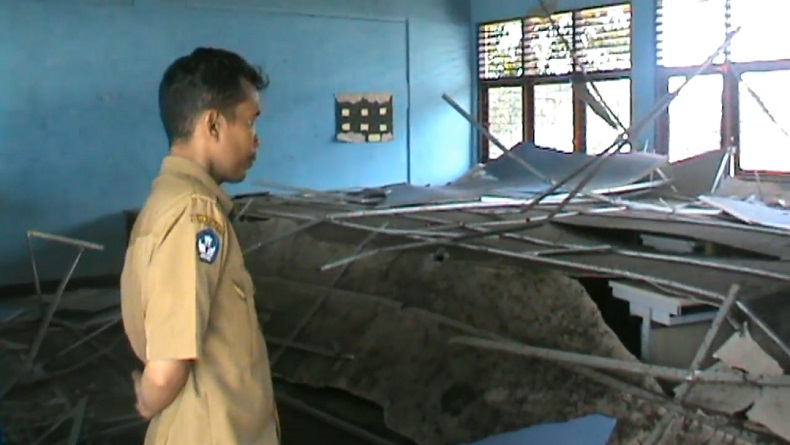 Plafon Ruang Kelas SMPN 3 Bati-bati Ambruk Timpa 2 Siswa, Korban Dilarikan ke Rumah Sakit