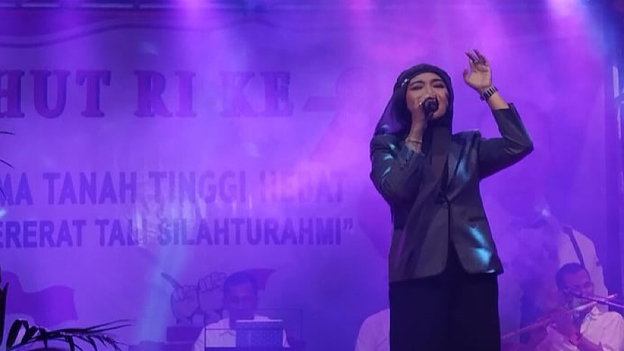 Nyanyi di Panggung Hiburan Rakyat, Novi Ayla KDI Hibur Warga Tanah Tinggi
