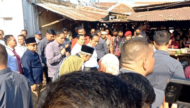 Momen Presiden Jokowi Ajak Ganjar Pranowo Blusukan di Pasar Grogolan Pekalongan