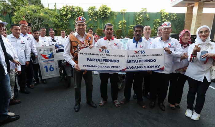 HT Bagikan Gerobak Perindo di Palangkaraya: Mudah-mudahan Rezeki Naik dan Sejahtera!