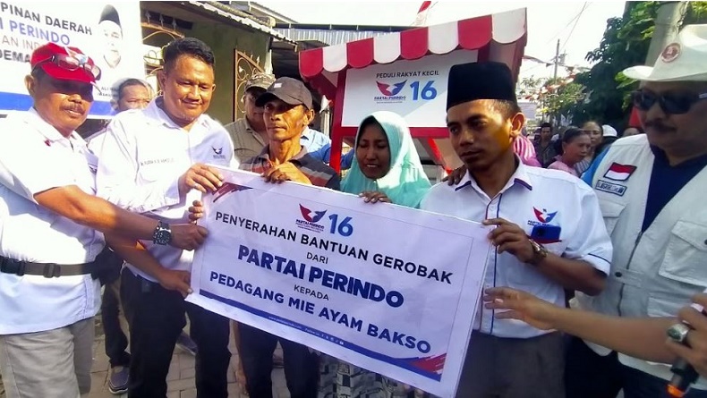 Ibu Pedagang Bakso di Demak Menangis, Terharu Dapat Gerobak Gratis Partai Perindo
