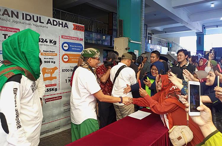 Sandiaga Uno Dikerubungi Emak-Emak saat Resmikan Modal Berkah di Masjid Jogokariyan Jogja