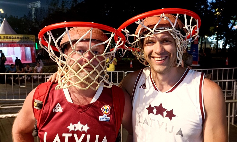 Deretan Gaya Unik Suporter Latvia di FIBA World Cup 2023, Mana yang Paling Keren?