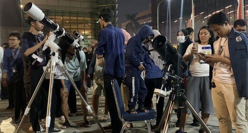 Kawasan Teater Jakarta TIM Dipenuhi Wisatawan yang Ingin Saksikan Super Blue Moon