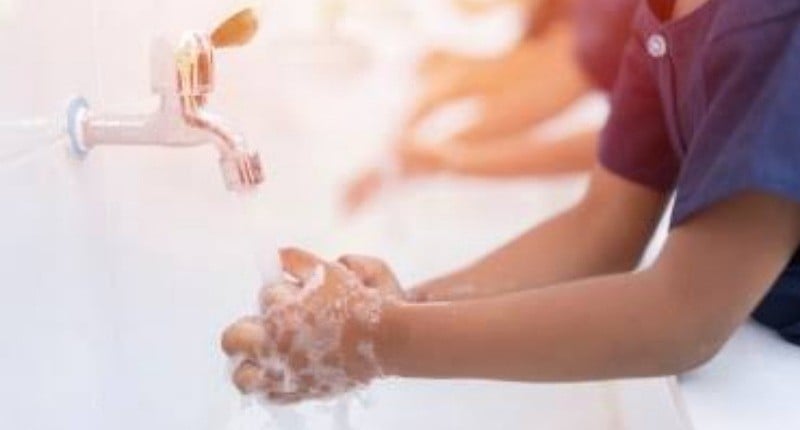 Ajarkan Hidup Bersih pada Anak sejak Dini, Dimulai dari Makan Sehat dan Cuci Tangan 