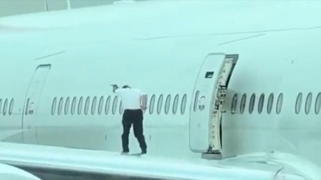 Viral Video Awak Kabin Menari di Atas Sayap Pesawat, Auto Kena Marah Bos!